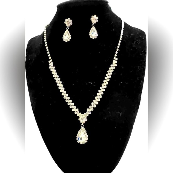 Jewelry - Necklace set